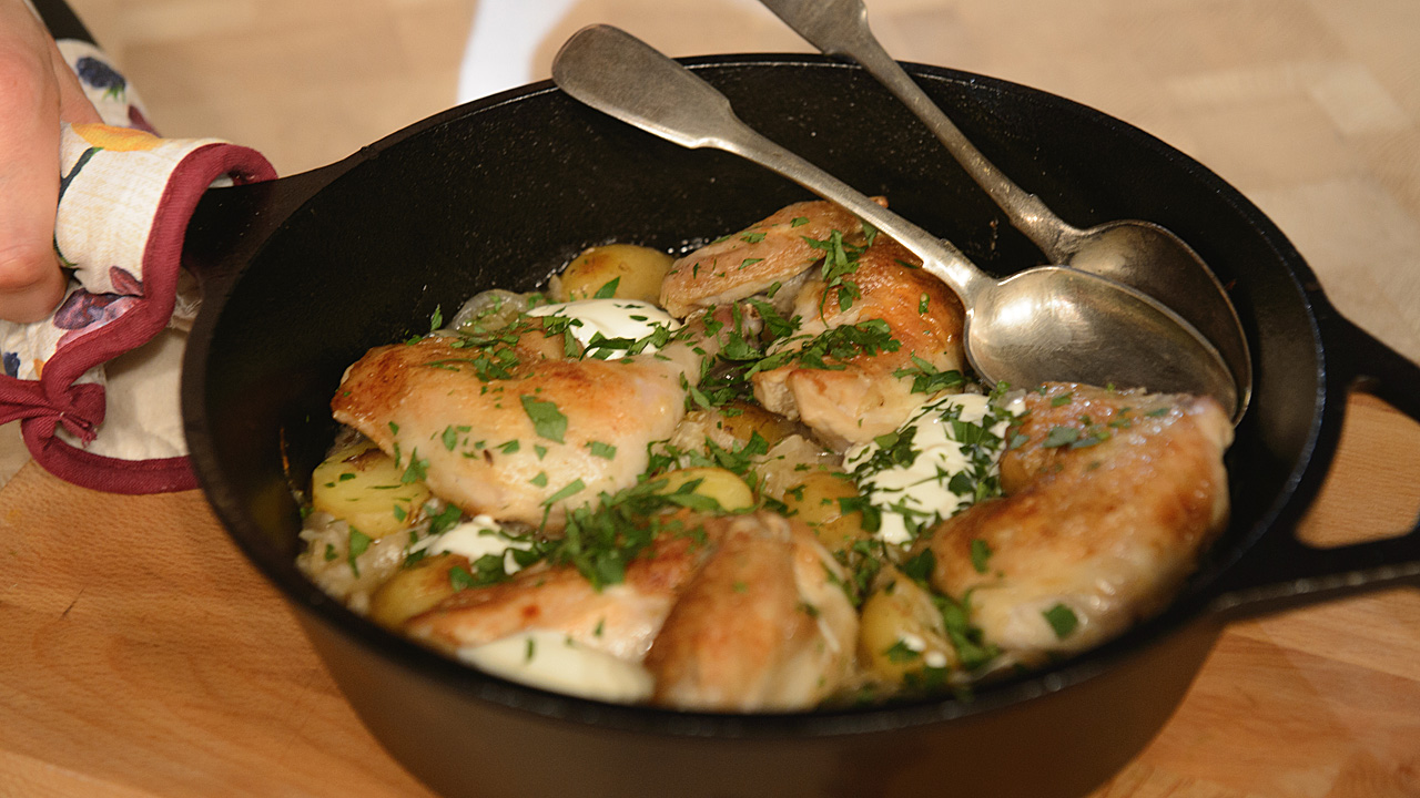 курица с квашеной капустой и картошкой в духовке. glavnaya 1. курица с квашеной капустой и картошкой в духовке фото. курица с квашеной капустой и картошкой в духовке-glavnaya 1. картинка курица с квашеной капустой и картошкой в духовке. картинка glavnaya 1. Тушеная свежая капуста с курицей, с мясом, с сосисками — блюдо, которым никого не удивить. Его готовят и любят во многих семьях. Но сегодня речь не о нем, а схожем по своему составу блюде — тушеной квашеной капусте с курицей. Если вы квасите капусту на зиму, попробуйте отойти от стереотипов, что эта заготовка может быть только закуской или компонентом щей, и приготовьте с ней второе блюдо. А мы для вас, как раз подготовили два рецепта на выбор. Оба, как всегда, пошагово и с фото. В первом случае это будет только капуста и только курица. Во втором добавим еще и картофель.